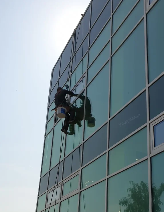 Помывка витражей альпинистами